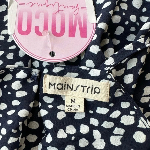 Main strip navy blue pebble romper with pockets size medium - Picture 9 of 10